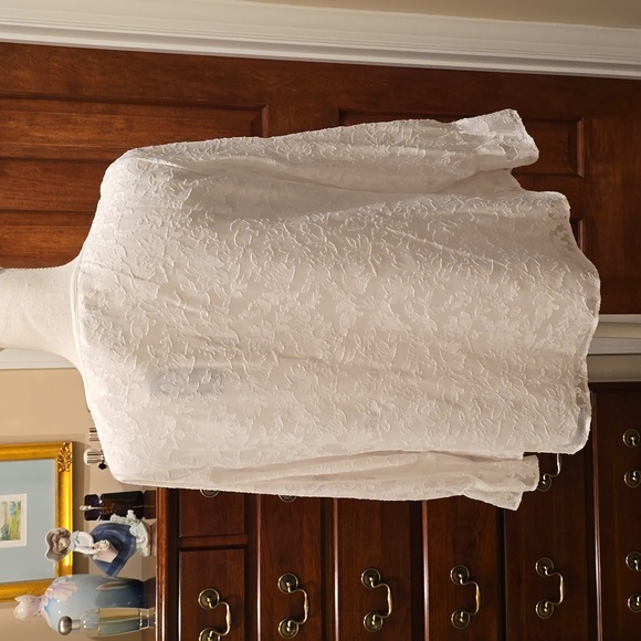 White blouse with floral burn-out design. - Picture 3 of 7